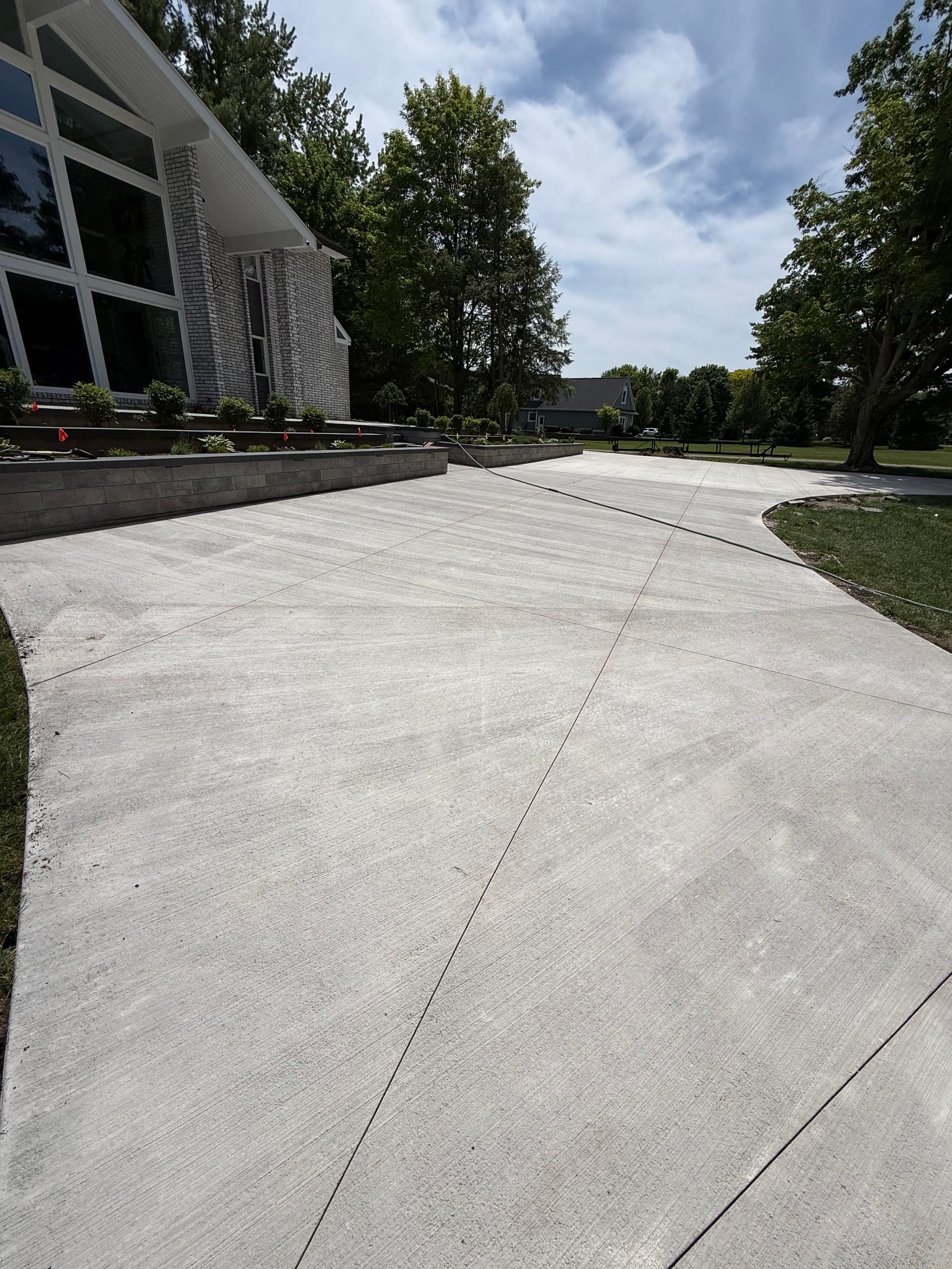 Gallery photos for Modern Landscape Design with Retaining Walls, Concrete Driveway and Lighting: Image #5