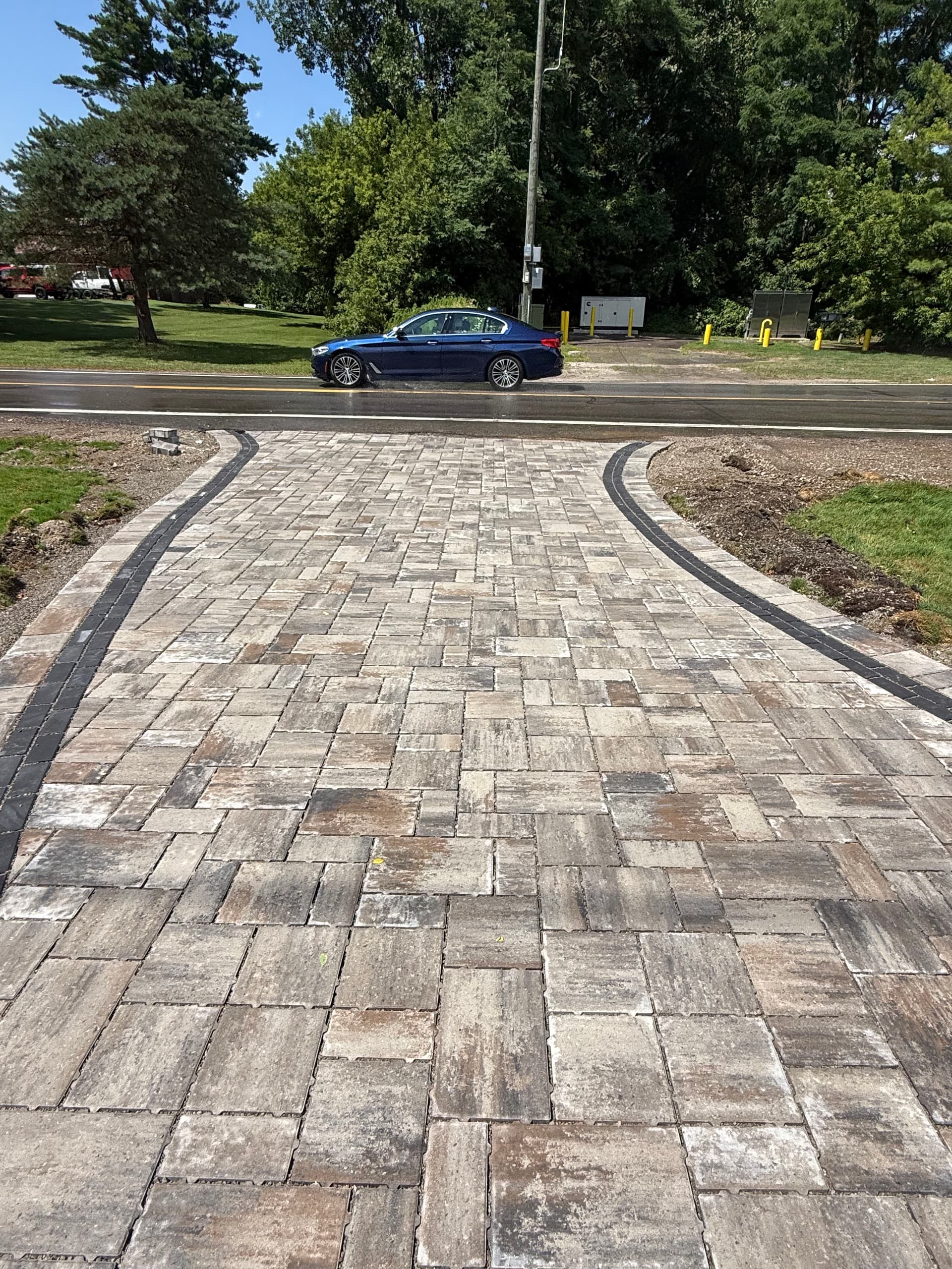 Gallery photos for Cracked Concrete Driveway Gets a Full Paver Upgrade With Charcoal Border: Image #4